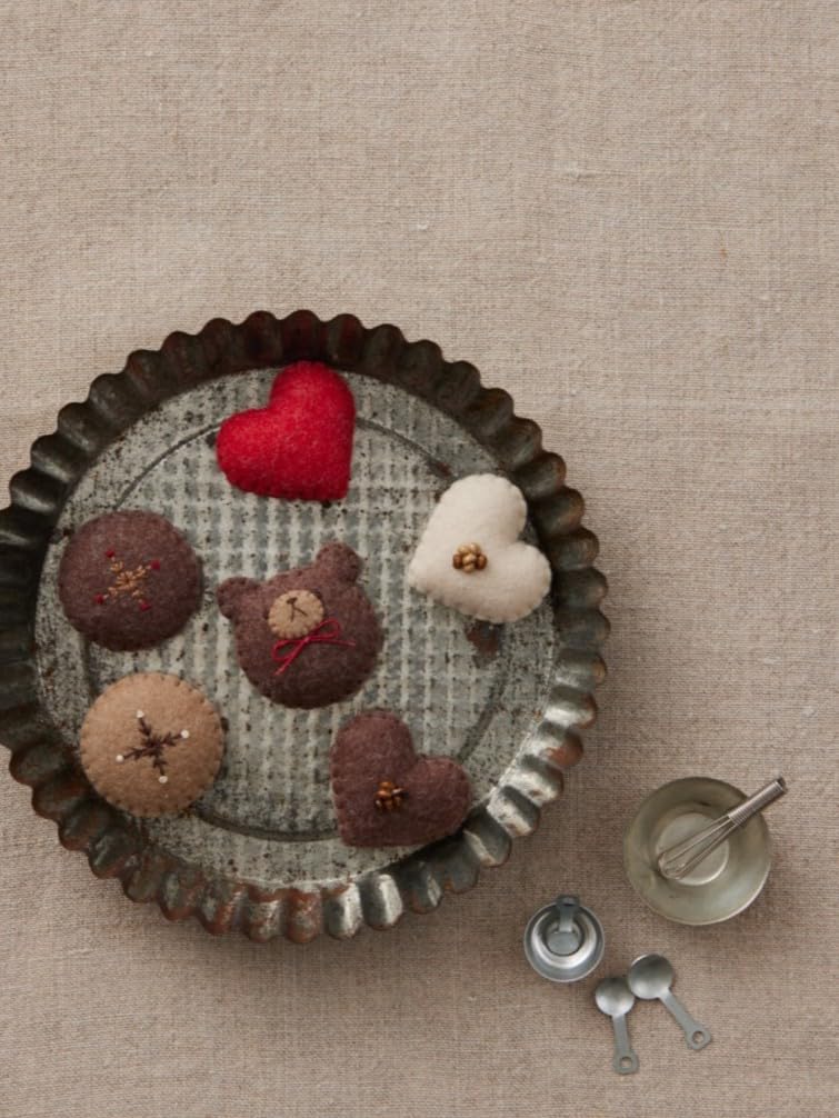 Felt Crafts Book “Enjoy the Seasons Cute Felt Mascots”