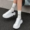 Mode kleine weiße Schuhe zeigen dünne Muffin-Plateau-Freizeitschuhe 2025 Frühling und Herbst neu klassisch vielseitig farblich passend Board-Schuhe Frauen