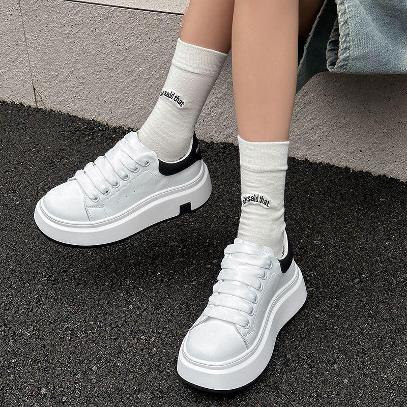 Mode kleine weiße Schuhe zeigen dünne Muffin-Plateau-Freizeitschuhe 2025 Frühling und Herbst neu klassisch vielseitig farblich passend Board-Schuhe Frauen
