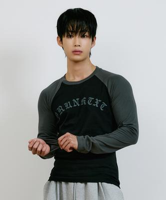 Deuleongkeutegseuteu Logo Raglan Long Sleeve T-Shirt [Charcoal/Black]