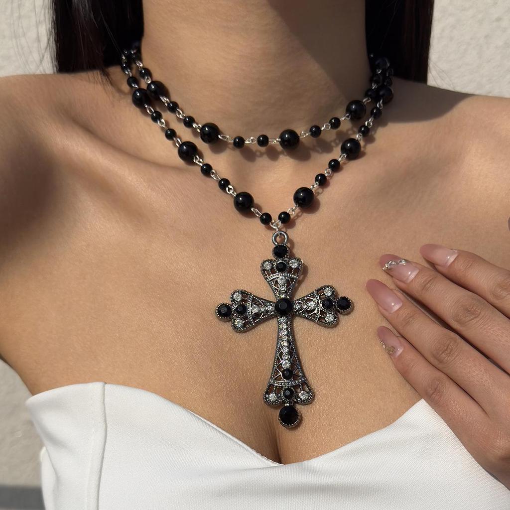 Retro hollowed out cross pendant collarbone chain, imitation pearl bead splicing necklace, suitable for daily street parties to wear