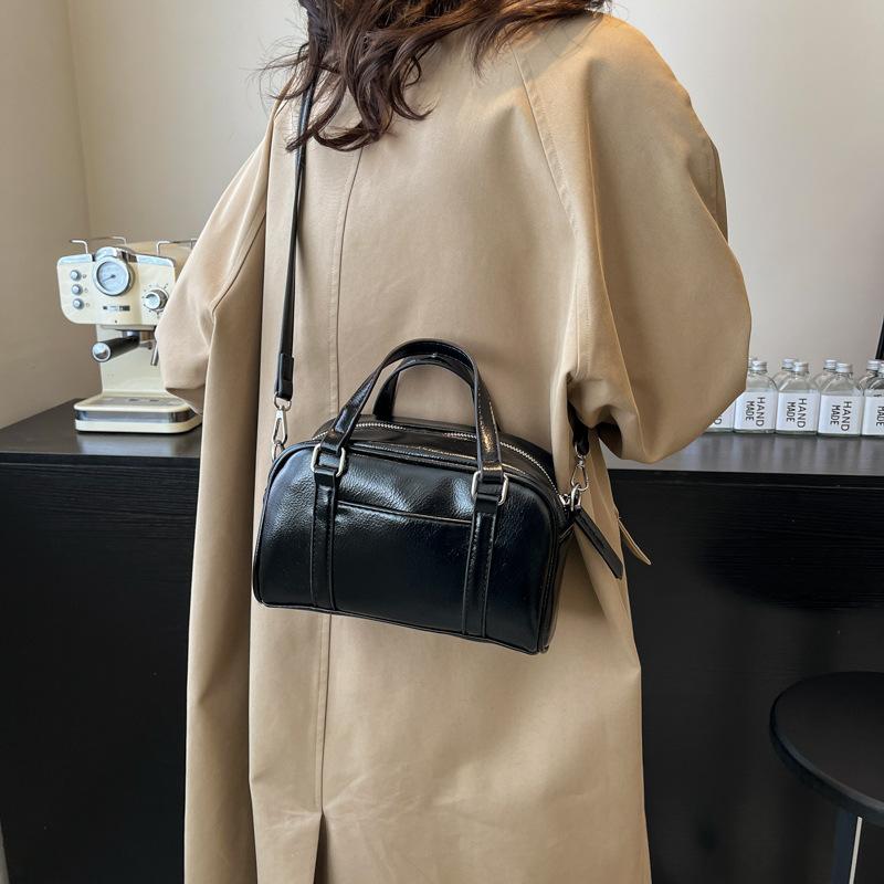 

Ретро сумка через плечо высокого класса женская 2025 осень и зима новая сумка для通勤, универсальная, повседневная сумка-мессенджер 22*10*13 чёрный