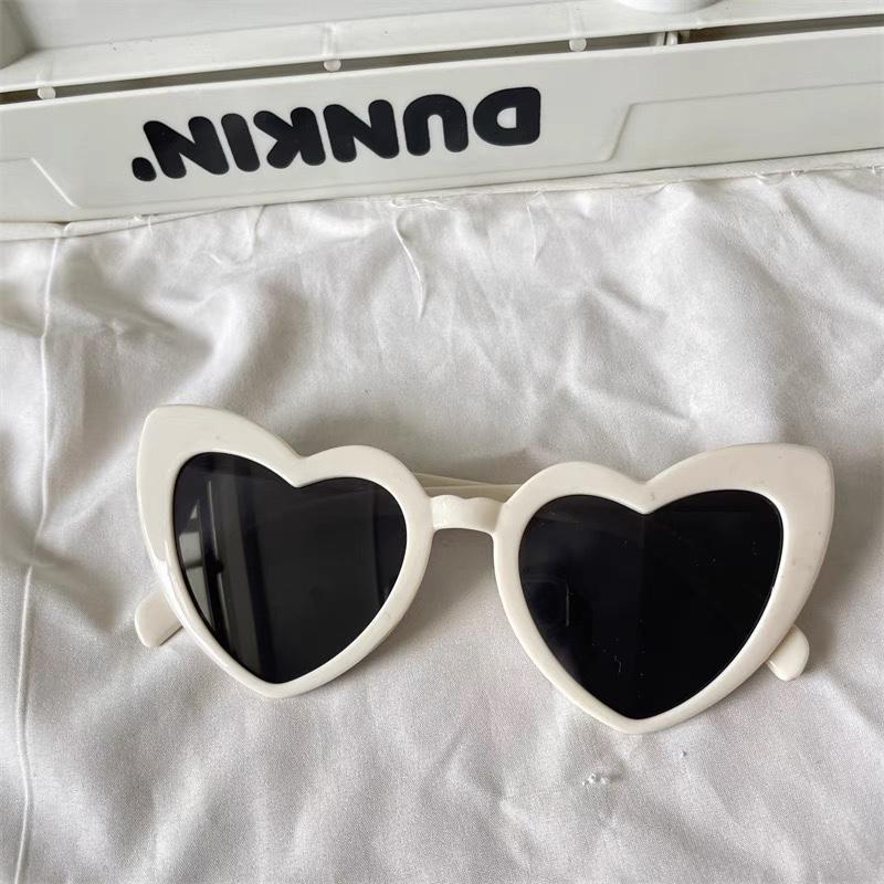 Fashionable Heart-Shaped Sunglasses Bold Eyewearfor Women Perfect for Festival Parties