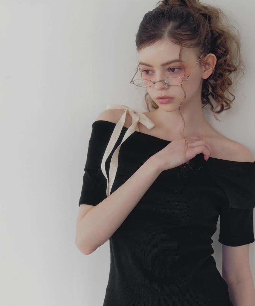 Teuwi Petite Strap One-Shoulder Short Sleeve T-Shirt