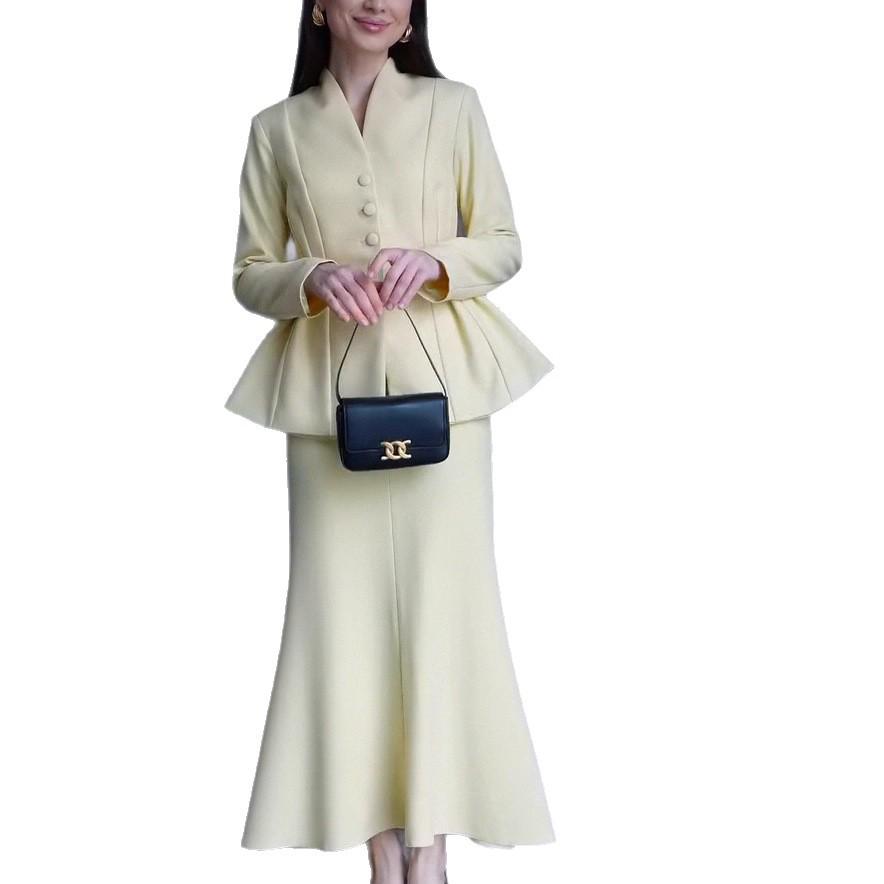 2025 European-American Autumn Cardigan Dress: Elegant, Waist-Cinching Fairy Style for Women's Commuting