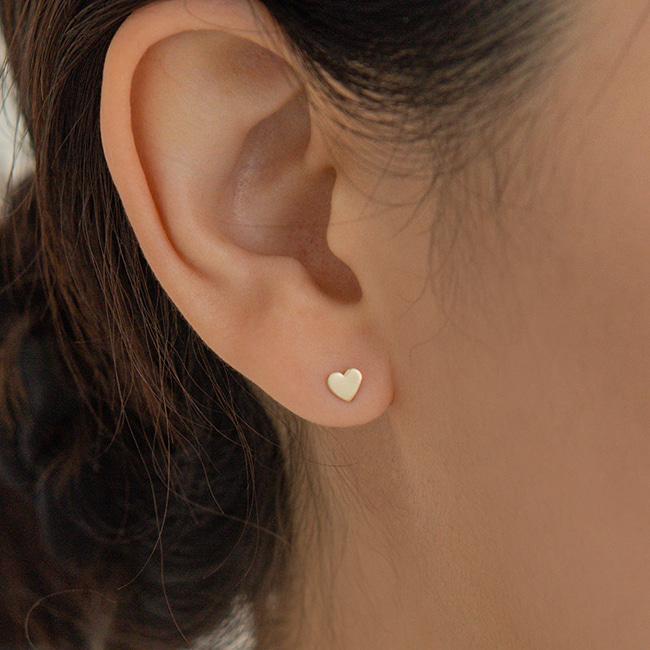 Lunne 14K Flat Heart Piercing Earrings (14K Gold) S16