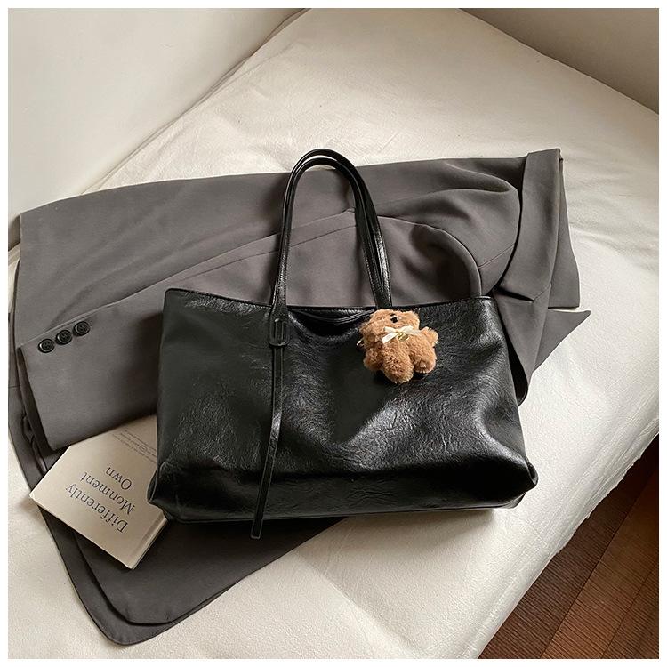 Large-capacity commuter tote bag 2025 summer new fashion trendy temperament shoulder bag high value armpit bag