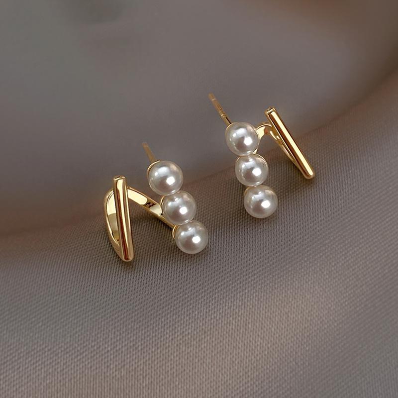 

Small earrings French high-end sense niche design temperament light luxury ear buckles new trendy earrings women s spring and summer