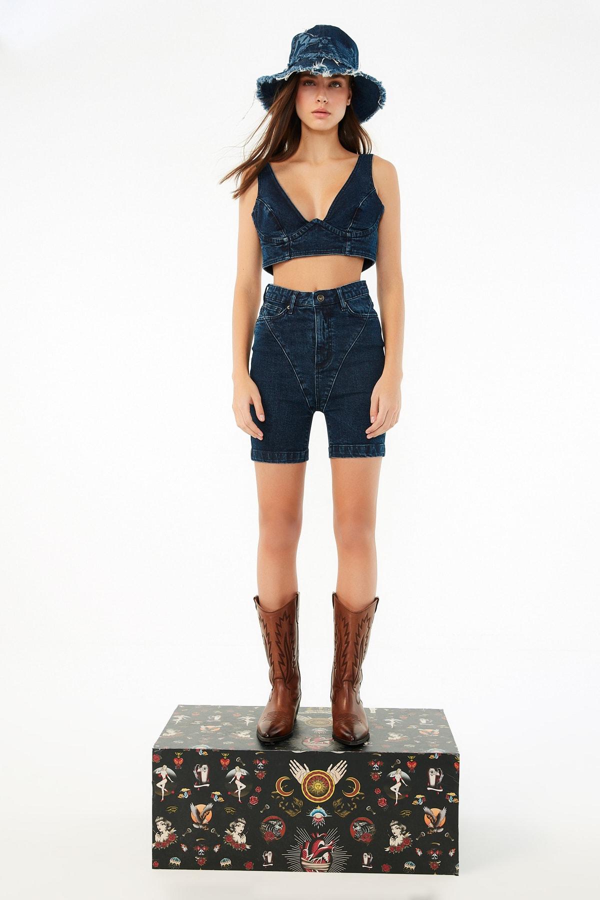 

Синие джинсовые шорты и бермуды из коллекции Zeynep Tosun TPRSS22SR0383..