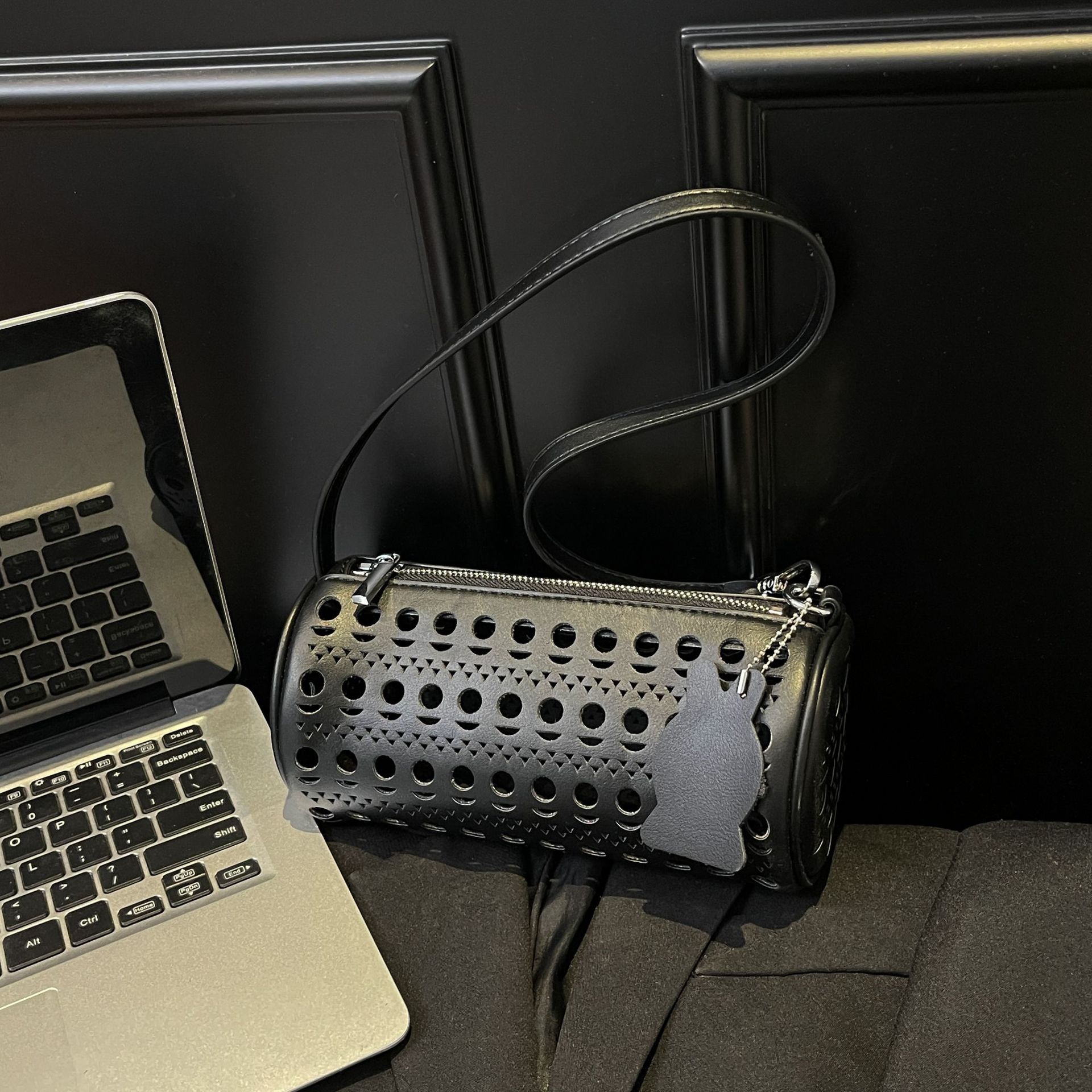 

Handheld bucket bag women s 2025 new summer seaside vacation style fashion niche hollow design messenger bag чёрный