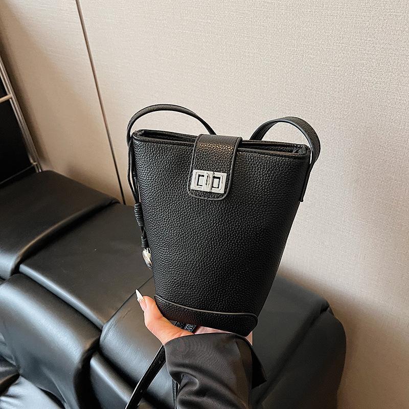 Bags, versatile bucket bags, new fashion, popular today, casual messenger bags, mobile phone bags are trendy