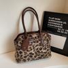 Leopard print plush Korean bag, winter trendy style, large-capacity commuting model.