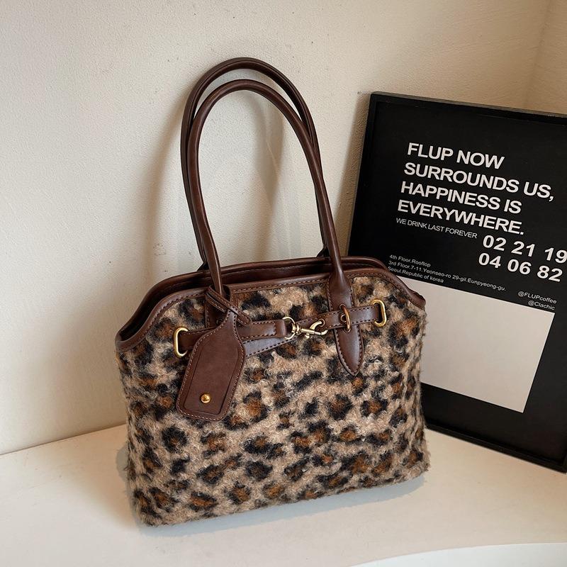 Leopard print plush Korean bag, winter trendy style, large-capacity commuting model.