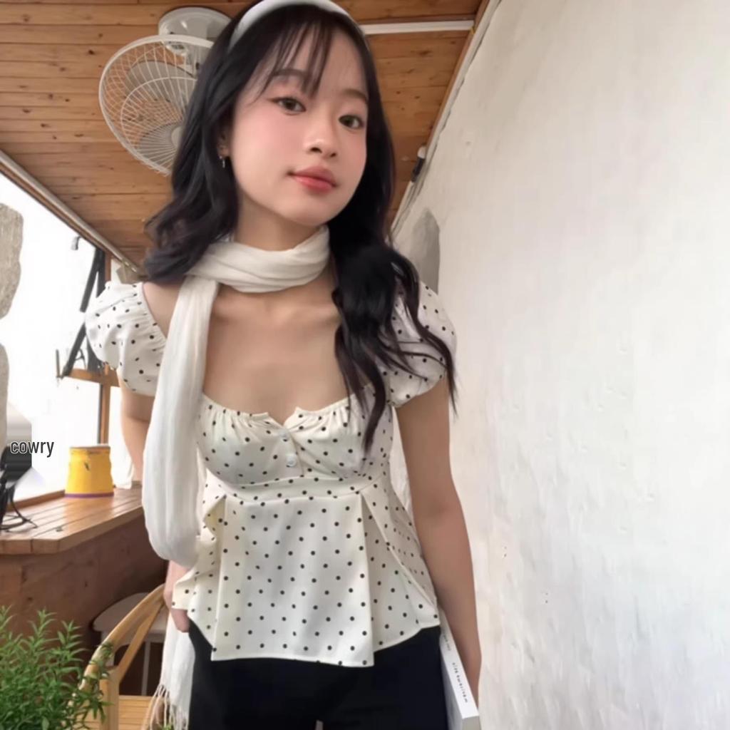 2025 Eng anliegendes T-Shirt mit Puffärmeln, Polka-Dots und V-Ausschnitt
