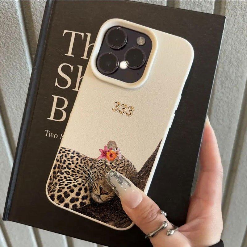 A Leopard Print Lucky Number Printed Lychee-Textured Phone Case, Suitable for iPhone 17, 16, 15, Plus, Pro, Max Series Phones—Can Be Used As a Gift
