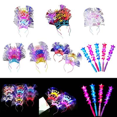 4 adet LED 2024 Mutlu Yıllar Kafa Bandı Başlık Yeni Yıl Partisi Süslemeleri Yeni Yıl Kostümü Başlık 2024 Işıklı Çubuk