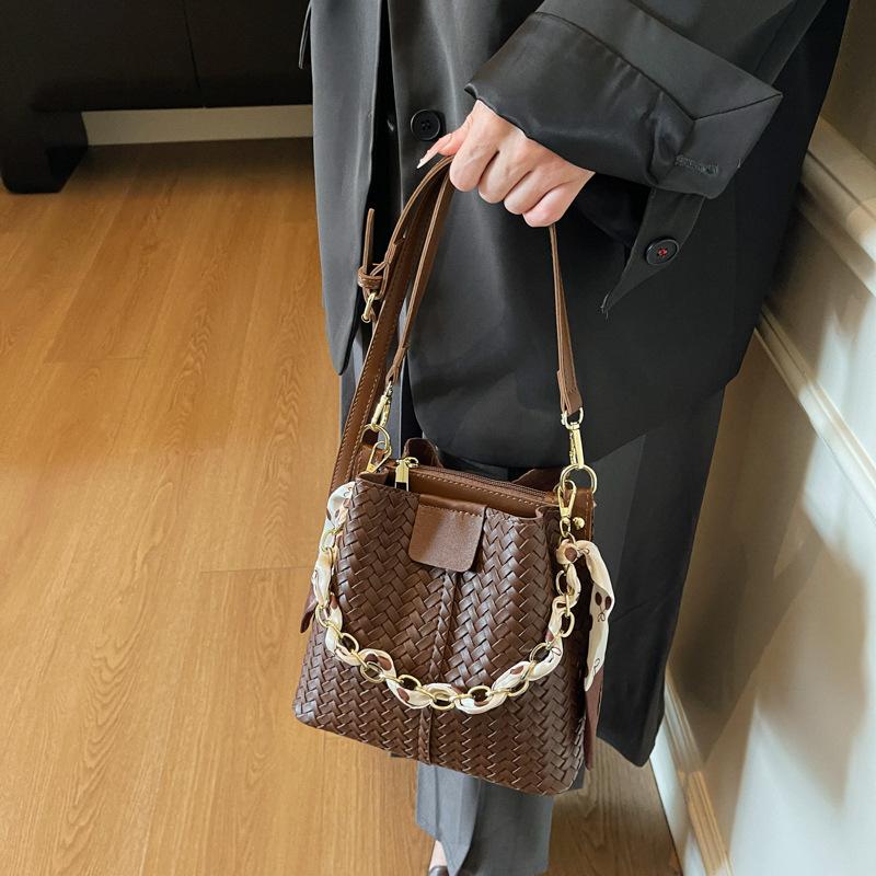 Casual Fashionable and Simple Women's Bag - Trendy Single Shoulder Bag with Chain Strap and Handbag Bucket Style Design