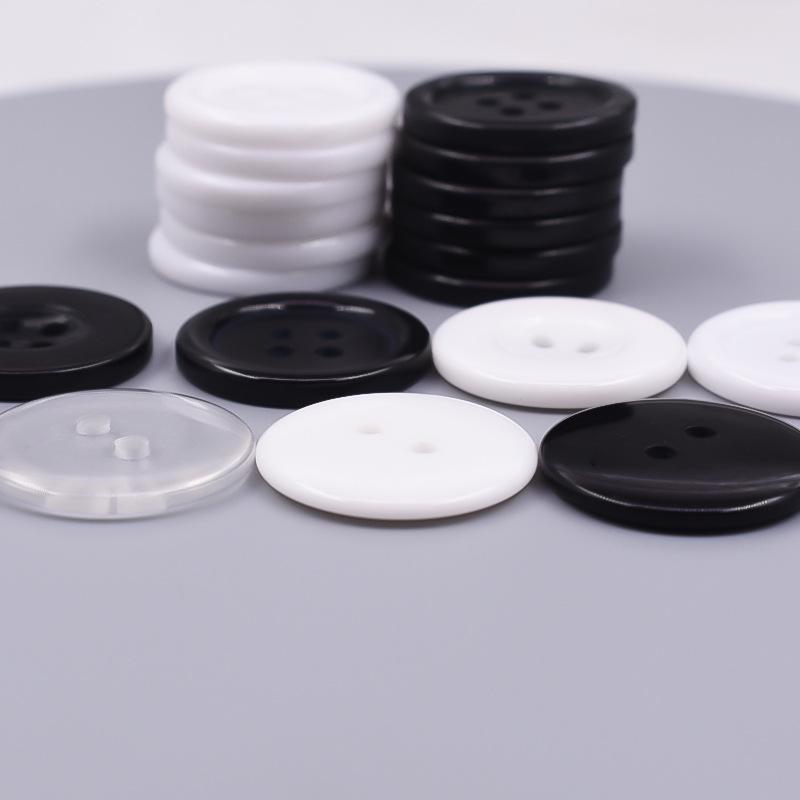 Czarno-białe guziki żywiczne do mundurów: Wszechstronny do odzieży roboczej i kurtek szefa kuchni