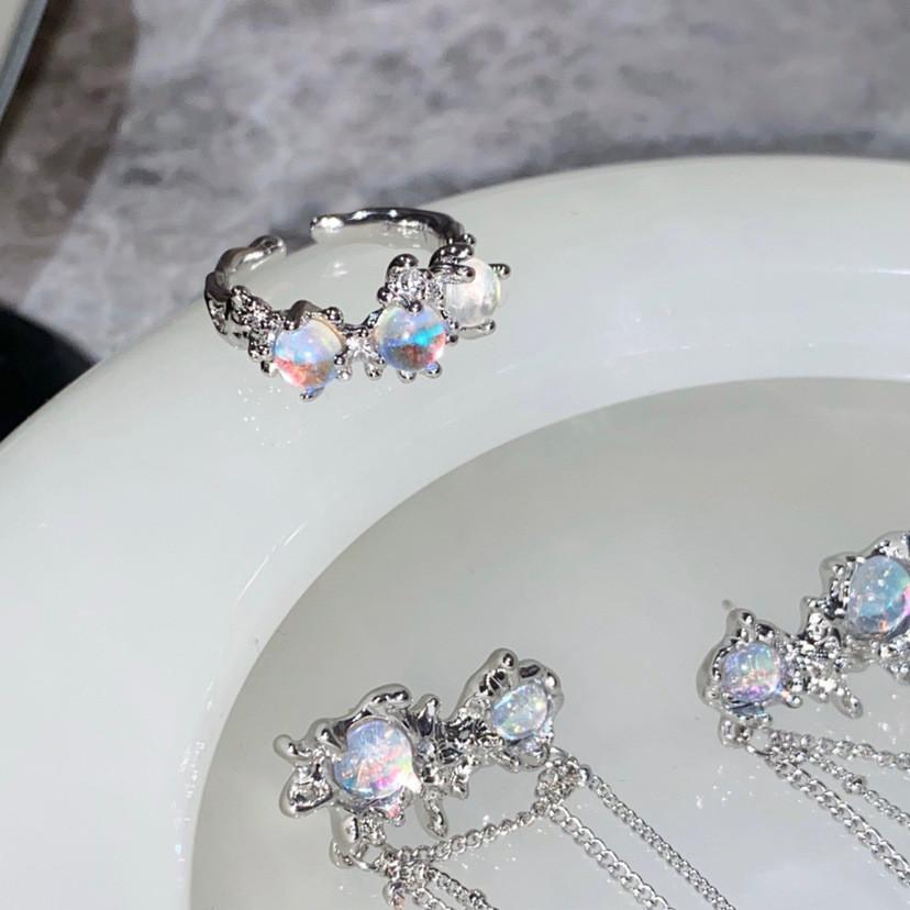 

Metal Contemporary Chic Ring Featuring Iridescent Moonstone For Elegant Women J2519