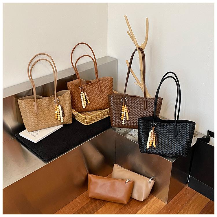 Large-capacity retro woven bag women's autumn and winter versatile 2025 new casual shoulder bag commuter tote bag
