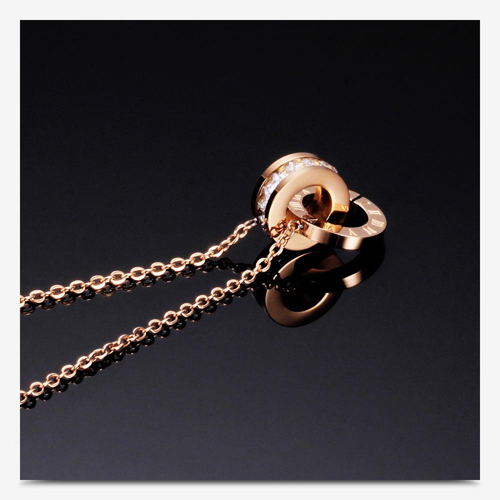 Elegante Titanstahl-Halskette mit römischen Ziffern und 18 Karat vakuumvergoldetem Edelstahl - Vielseitiger Damenschmuck.