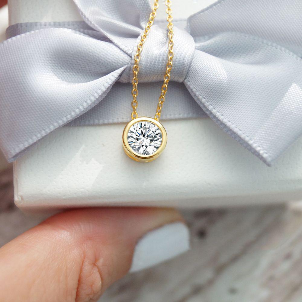 eManco Elegant Titanium Steel Diamond Clavicle Necklace for Women - Versatile, Non-Fading, Stainless Steel Pendant.