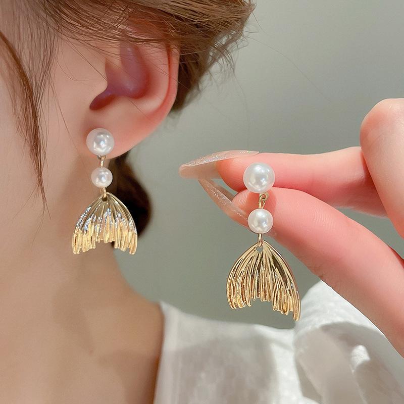 Women Shiny Rhinestone Pearl Geometric Earrings Light Luxury Elegant Temperament French Retro Palace Style Ear Jewelry For Women