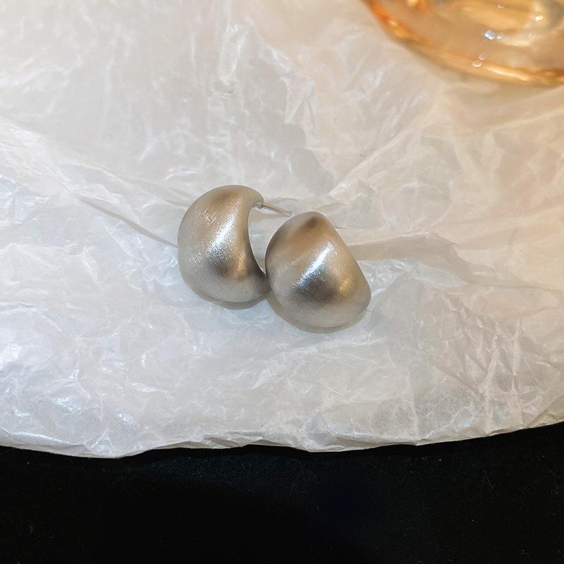 European and American metal wind hollow flower fishtail pearl earrings exaggerated temperament earrings heavy industry earrings