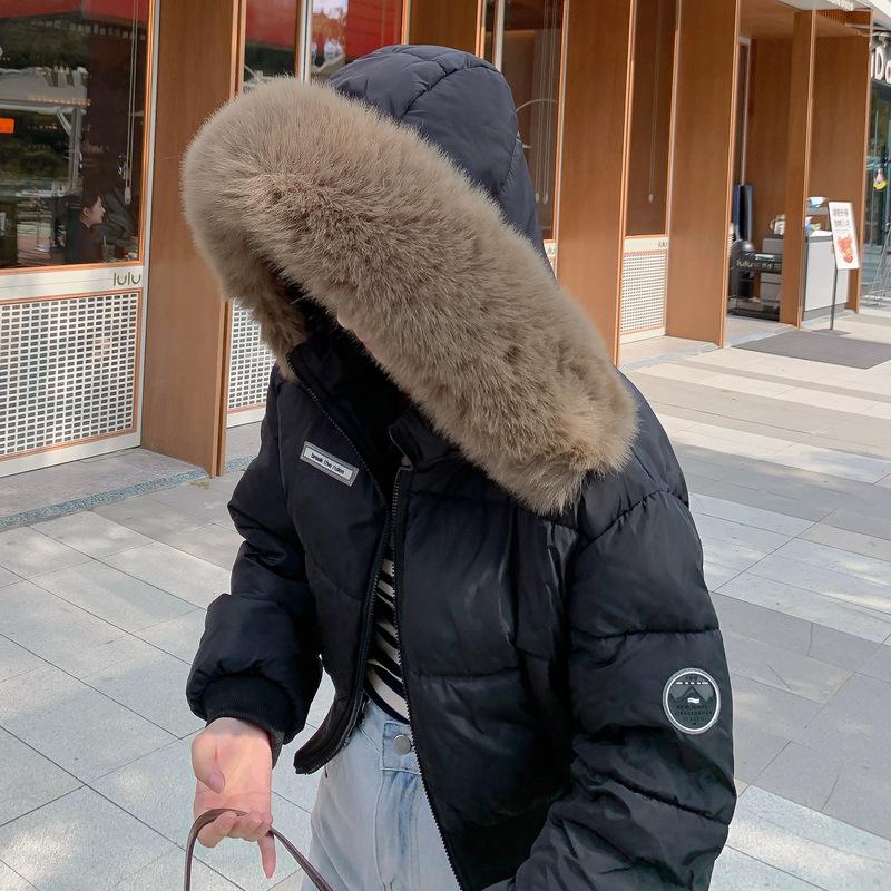 

Женский укороченный пуховик с капюшоном, высокой талией и меховым воротником L