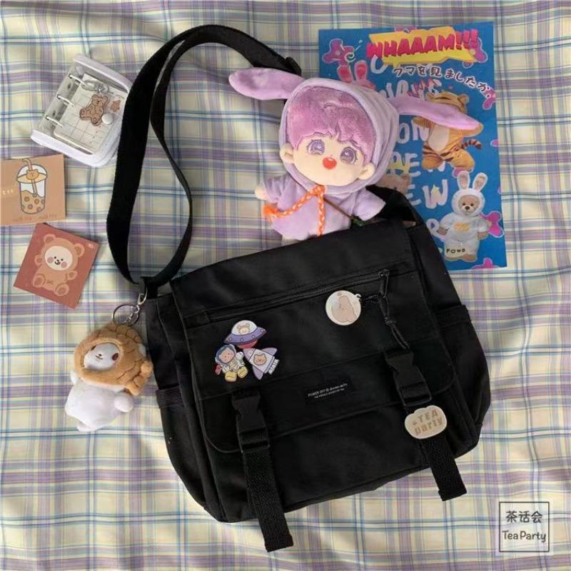 

Harajuku versatile dark wind tooling messenger bag, retro street photo messenger bag, student canvas bag bag, no giveaway.