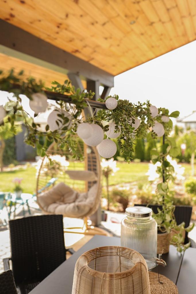 Cottonballs garland white 10-ball LED battery-powered