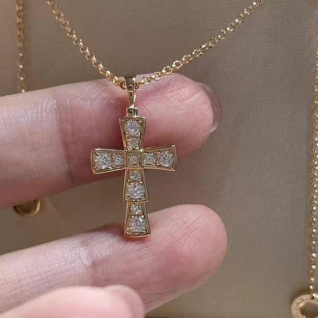

BV Золотий Хрест Зміїна Кістка 18K: Нетьмяніюча ланцюжок на ключицю з діамантовим сетом у стилі хіп-хоп, ідеально підходить для пар. Rose Gold Cross