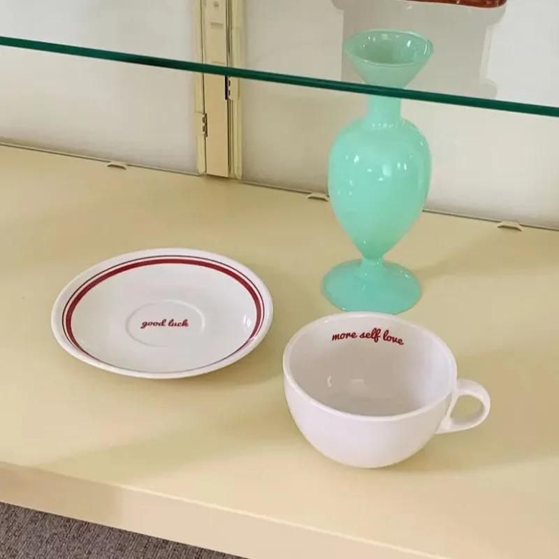 Korejský Ins styl Francouzský Retro Hrneček Červená Linka Písmeno Keramický Šálek na kávu+podšálek Bílý Hrneček na mléko Minimalistická Sada Dárek k narozeninám