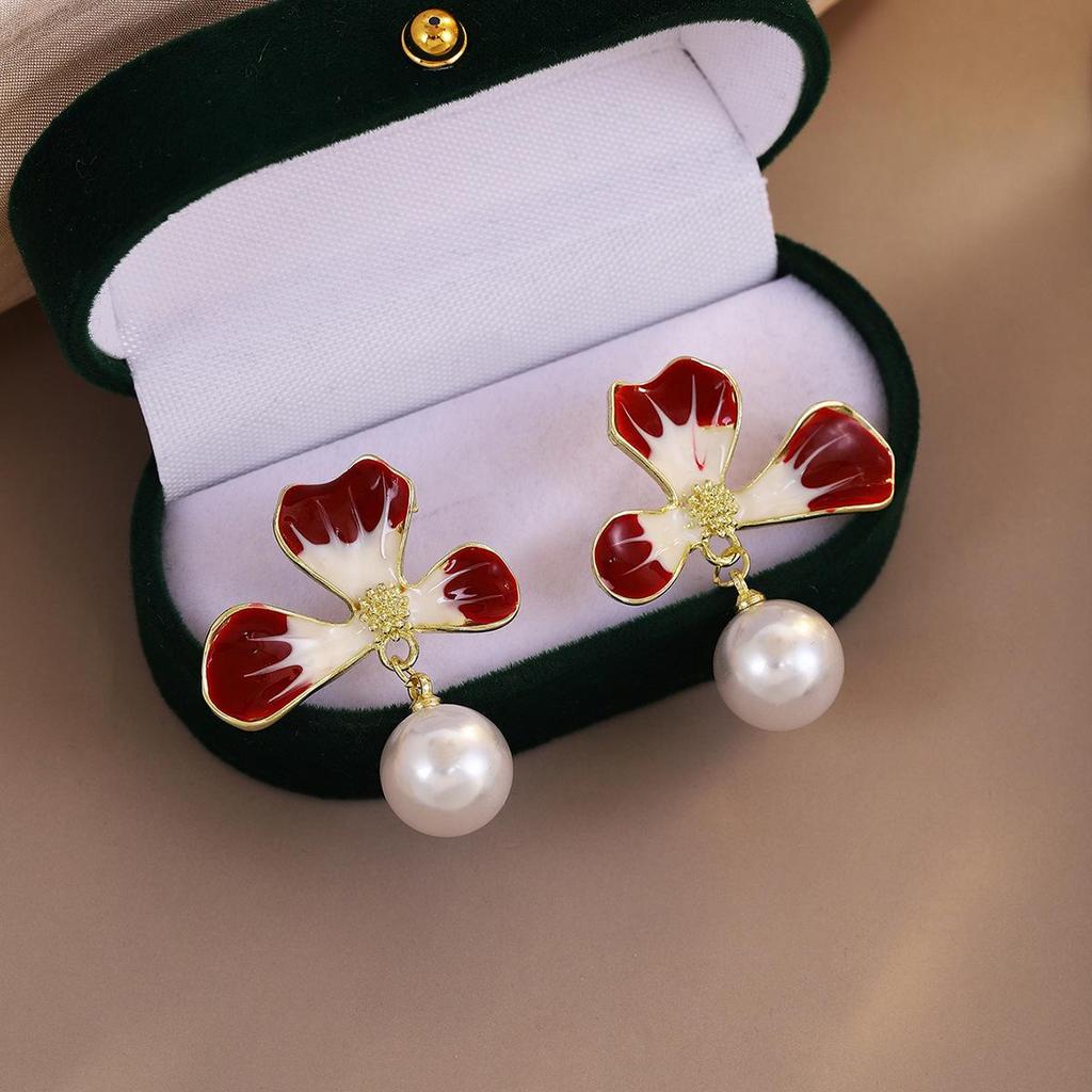 Silver Needle Red Heart Pearl Drip Stud Earrings: French Retro Vintage Ear Cuffs for Autumn and Winter.