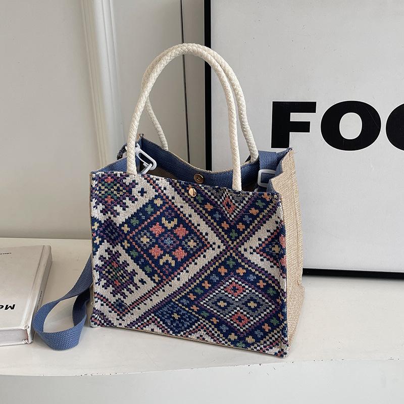 Hochwertige kleine Tasche im Ethno-Stil für Damen. Neue trendige Umhängetasche für Damen. Modische, vielseitige Schultertasche für Damen.