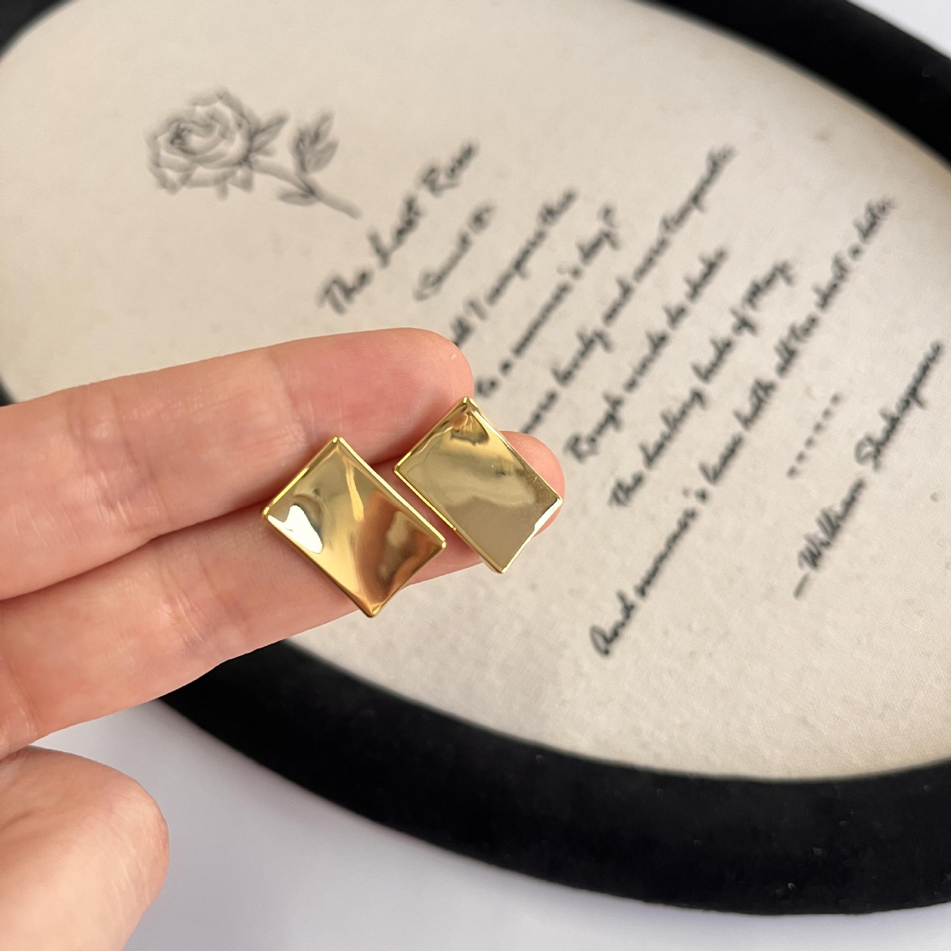 

Нишевый дизайн, чувство темперамента, маленькие золотые кирпичные геометрические серьги-гвоздики, женские легкие роскошные высококачественные универсальные серьги-гвоздики 2025 года, новые золотой