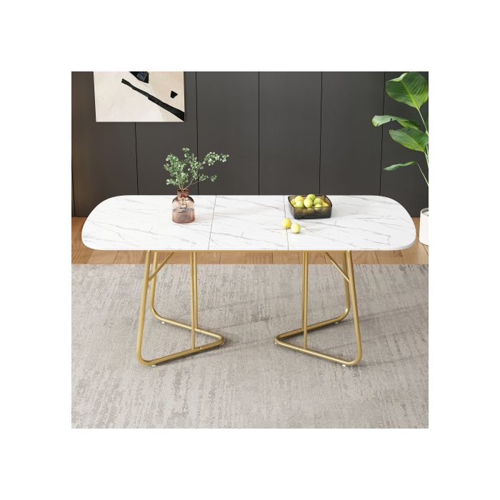 Table à rallonges blanche avec pieds en métal doré. Dimensions avec rallonges : 140/180 × 80 cm. Convient pour 4 à 6 personnes.