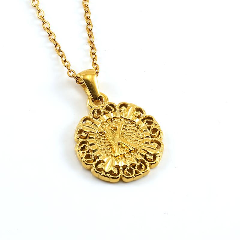 25 lat nowej mody tytanowa stal wisiorek z literą, łańcuszek na obojczyk, naszyjnik z okrągłym wytłaczanym wzorem, spersonalizowany wszechstronny dla mężczyzn i kobiet