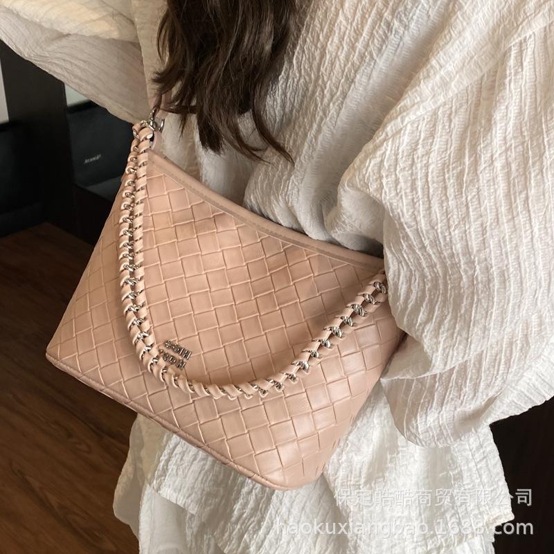 Textured bag women's 2025 spring and summer new trend fashion niche portable bucket bag commuter casual messenger bag