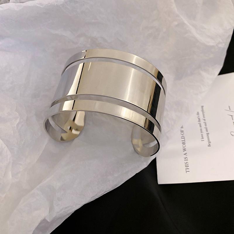 Holiday Style Exaggerated Starfish Opening Bracelet Metal High-end Arm Ring Cold Wind Temperament Jewelry Women
