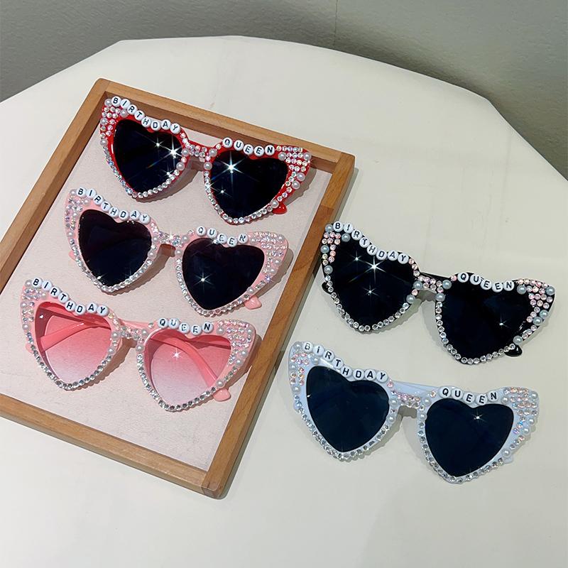 Lunettes de Soleil en Forme de Cœur Femmes Élégantes Cadeau d'Anniversaire Nuances avec Strass et Perles Design Tendance Lunettes de Soleil Faites Main