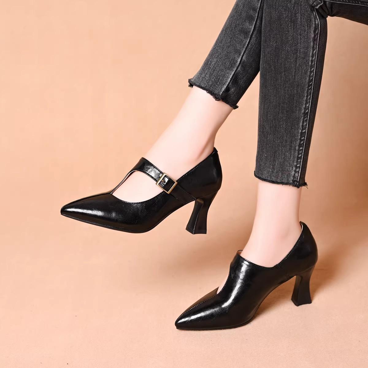 

Comfortable and versatile French 2025 new retro pointed thin heel soft leather high heels femininity commuting light mouth single shoes 34 чёрный