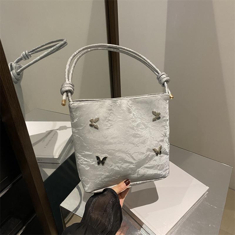 

Premium sense niche bag women s 2025 new autumn popular versatile single shoulder underarm bag portable underarm tote bag серебряный