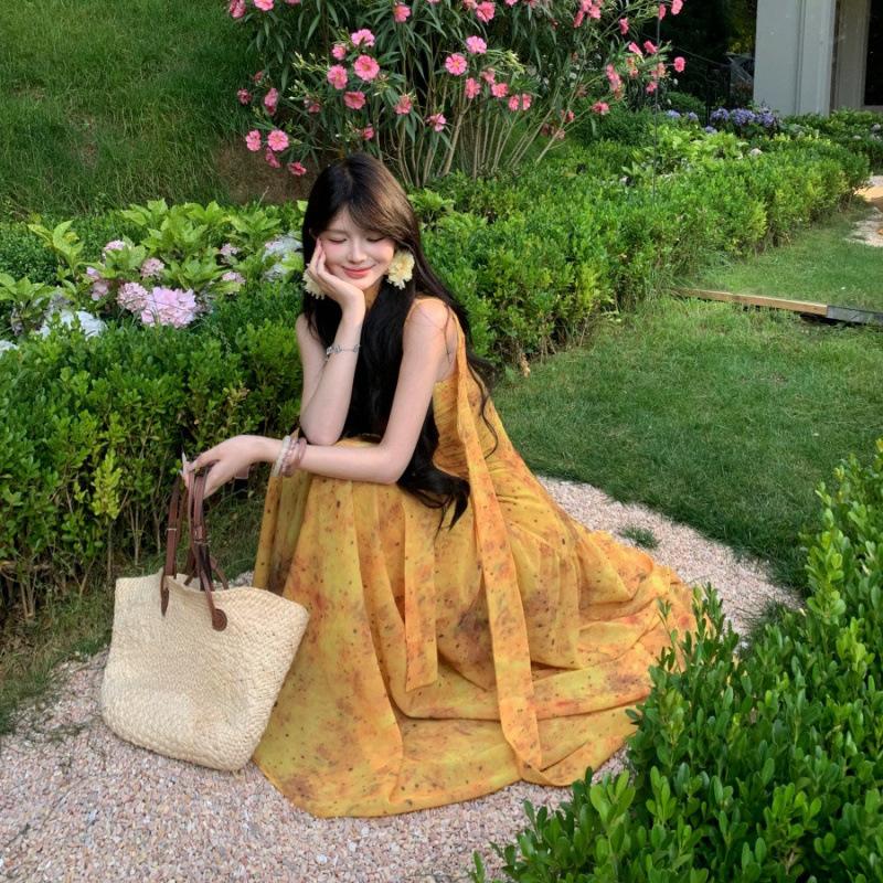 French seaside vacation atmosphere yellow smudged floral V-neck dress women's suspender photo dress summer