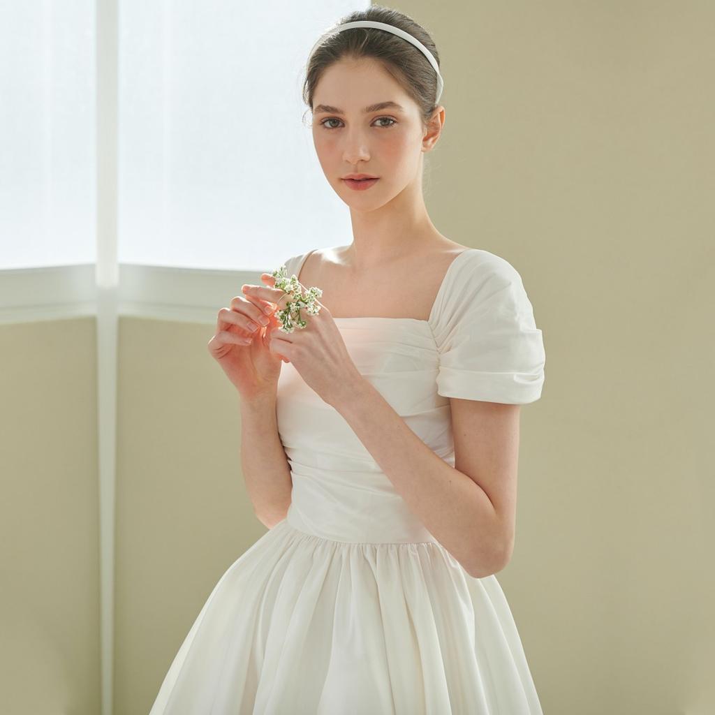 Light Temperament Wedding Dress Retro Shoulder Simple Engagement Registration Dress Travel Photography Small Bride Go Out Together