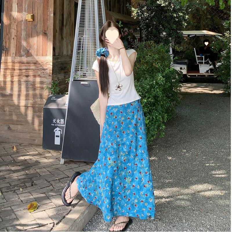 Fashion suit White V-neck short-sleeved T-shirt Women's summer high-waisted and thin floral skirt two-piece set