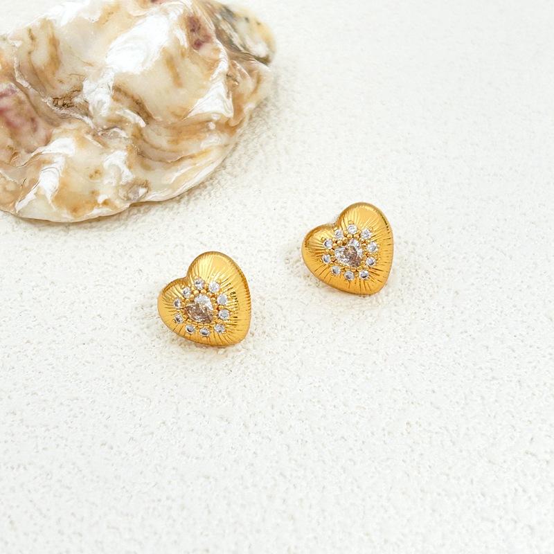 Design Of Trendy Heart-Shaped Micro-Inlaid Zircon Stud Earrings золотой