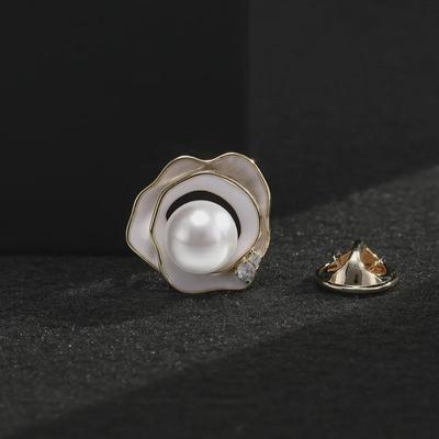 Camellia Druppelvormige Kleine Reversspeld: Luxe Bloemenbroche met Anti-Exposure Paardontwerp