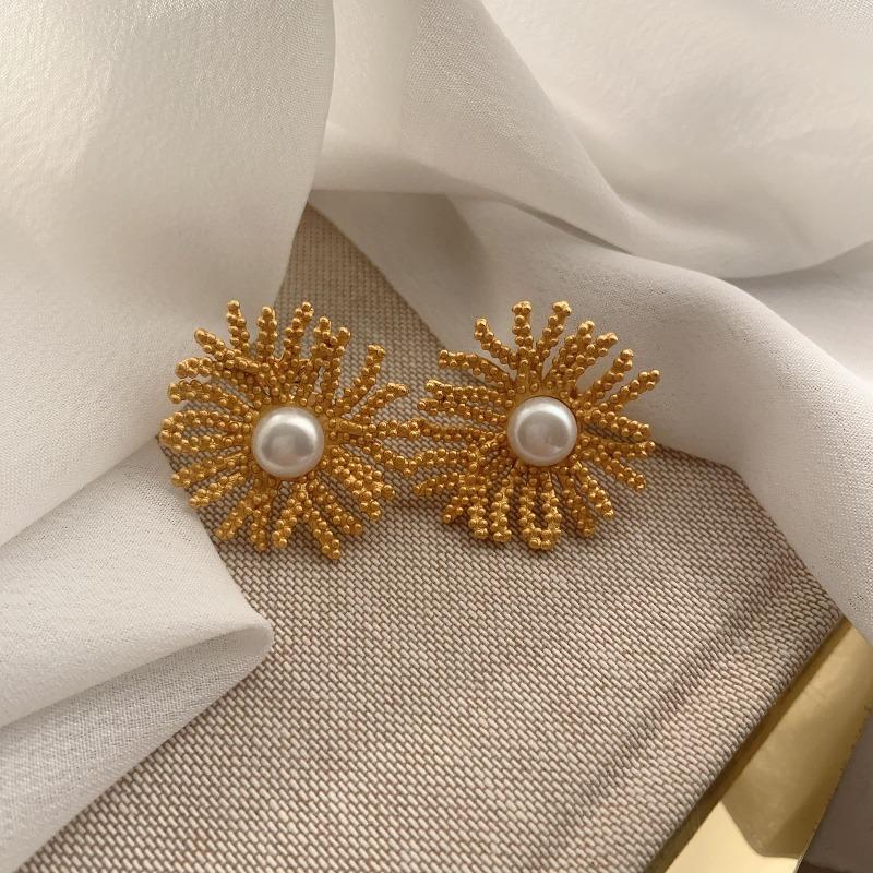 

French Retro Coral Flower Freshwater Pearl Temperament Medieval Copper Gold-Plated Sun Texture Earrings Earrings Women