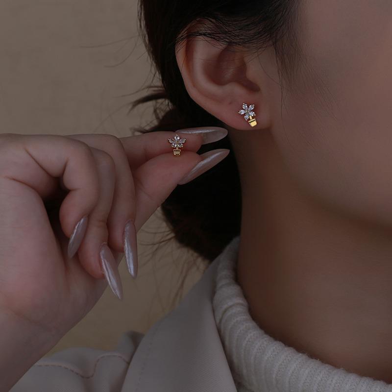 BELLA BOX S925 Sterling Silver Needle Flower Ear Studs, A Student Forest-themed, Simple And Fresh Petal-shaped Silver Ear Accessory